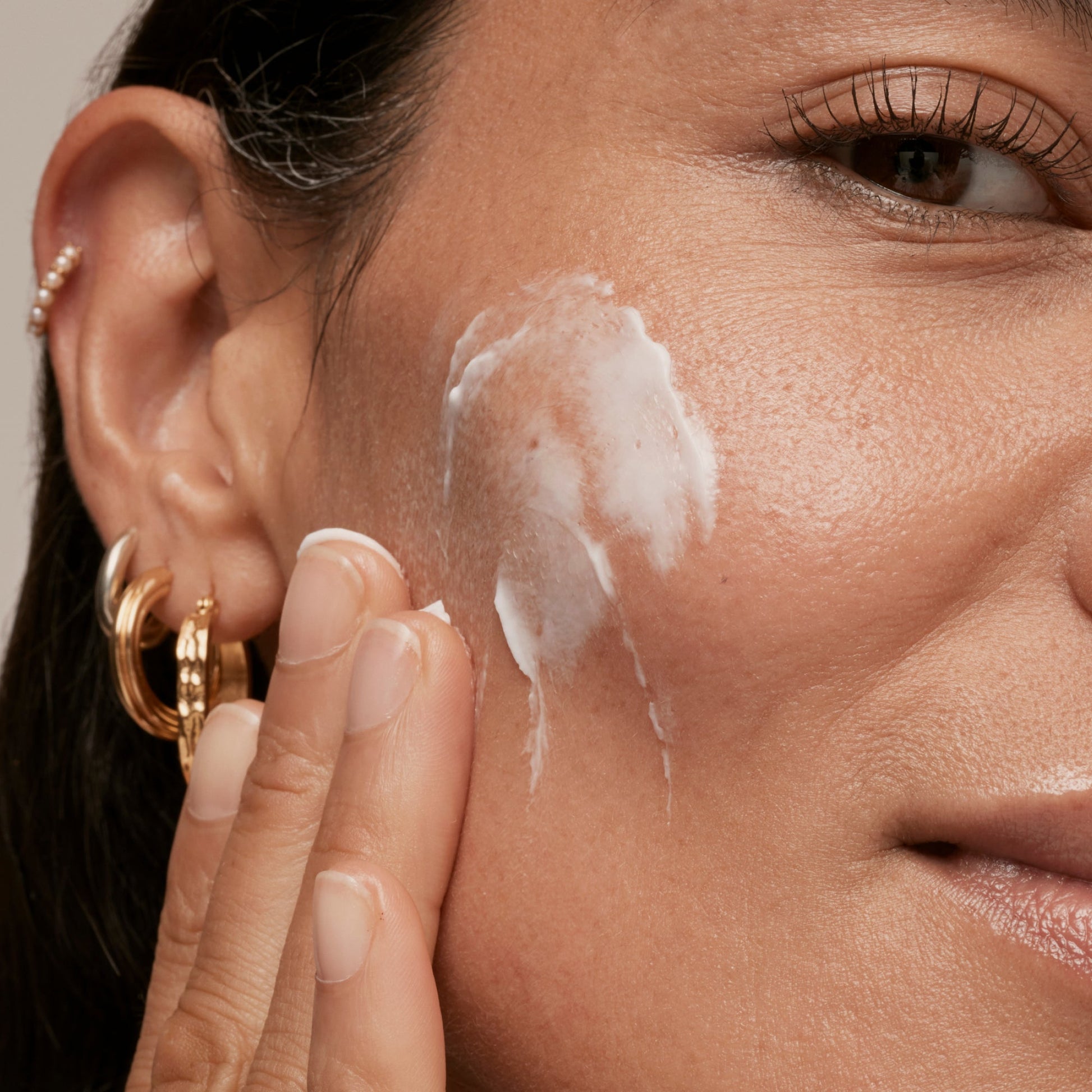 simple-skincare-cleanser-and-ceramide-moisturizer-duo-y9 INKEY_DTC_Bio-ActiveCeramide_Ppage_Model_02_dd0fc443-e441-4e82-ac65-ebe93c1b6365_1.jpg