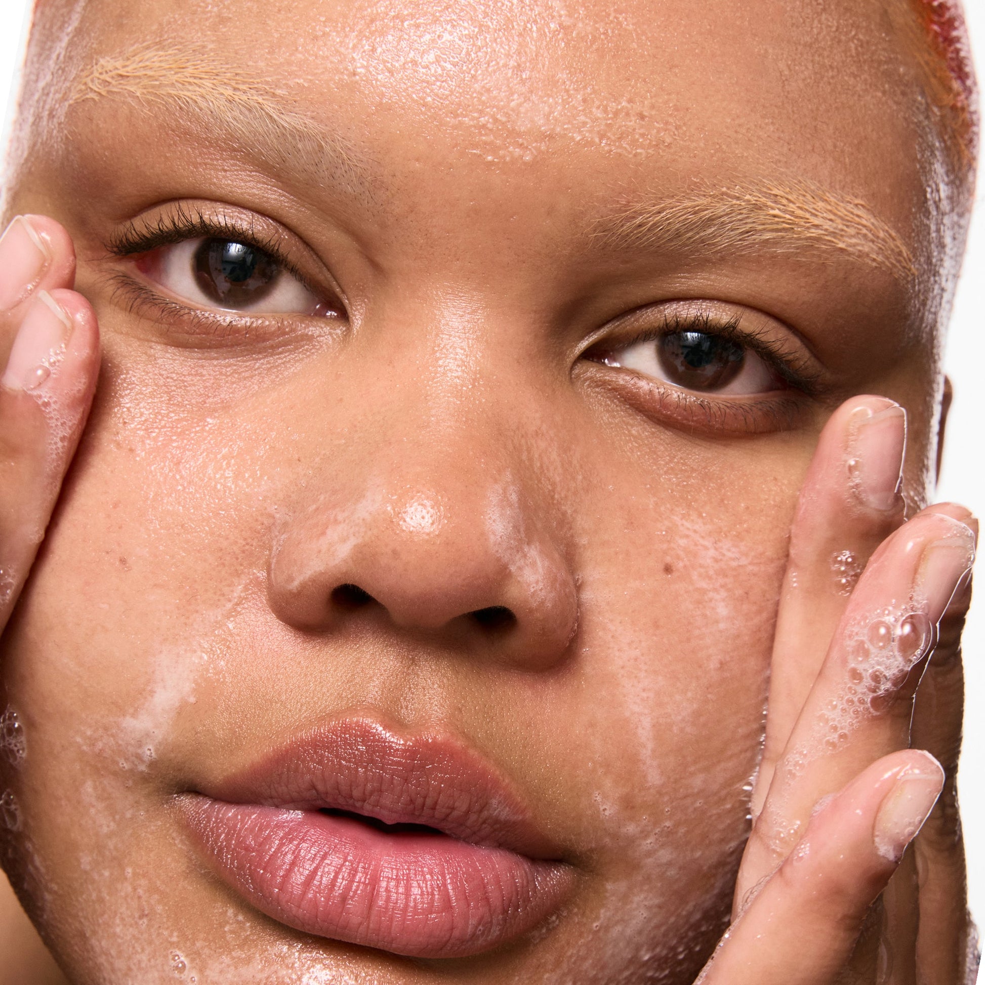 salicylic-acid-cleanser-150ml-m1 Omega50_Model_2000x2000-1_ce0a3018-d6f0-4ed9-a17d-0096b80b29f6.jpg